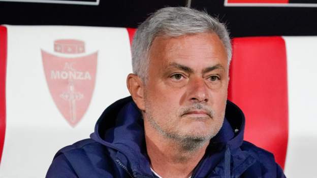 <div>Jose Mourinho: Roma boss wore microphone to 'protect' from 'worst referee'</div>