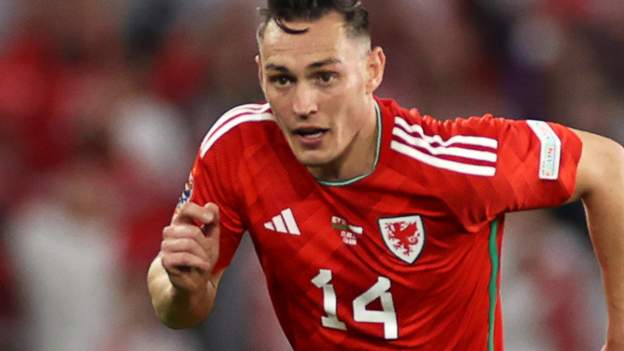 Roberts aims to emulate Kompany as coach in future