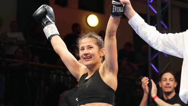 Nina Hughes: Rencontrez la femme de 41 ans qui est devenue championne du monde de boxe en seulement cinq combats
