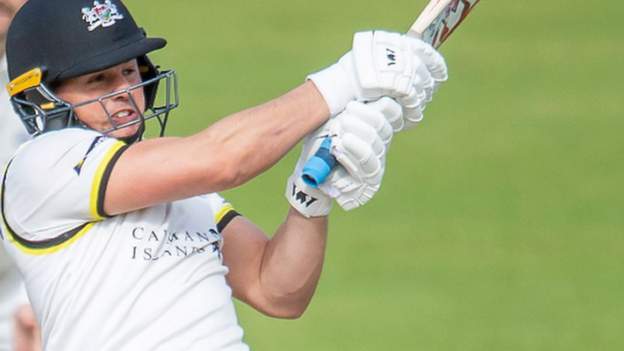 Van Buuren guides Glos to draw with Sussex
