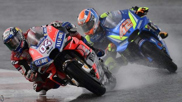 Andrea Dovizioso leads Alex Rins in the Valencian GP