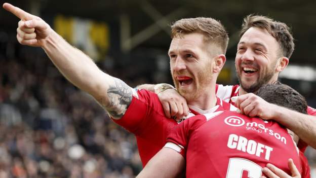 Salford score 10 tries in huge win at Hull FC