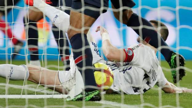 Eric Maxim Choupo Moting Sitter Costs Paris St Germain Early Title Bbc Sport