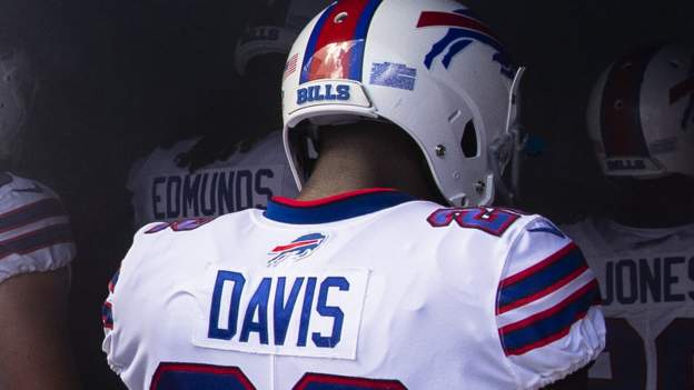 Bills' Vontae Davis retires after leaving game vs. Chargers at