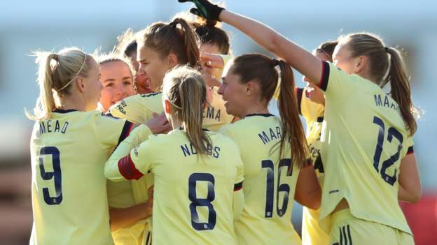 Man Utd 0-2 Arsenal: Vivianne Miedema helps Women's Super League leaders to victory