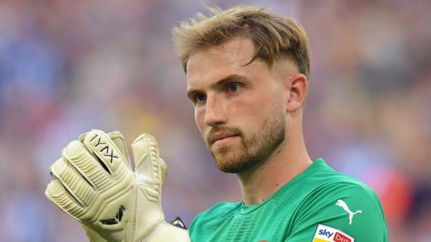 Harry Isted: Charlton Athletic sign goalkeeper from Luton Town - BBC Sport