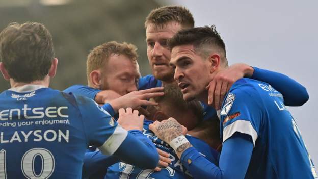 Linfield beat Reds to move to within point of top