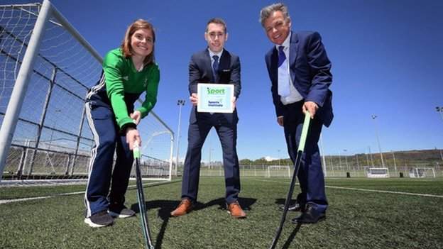 Katie Mullan, la capitana de hockey femenina irlandesa y Jason Smyth, estrella del sprint paralímpico, están familiarizados con el programa Sport into Business.