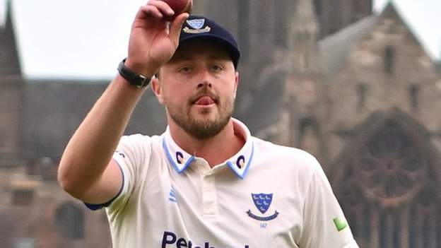 Robinson's 7-59 overshadows Smith's Sussex debut