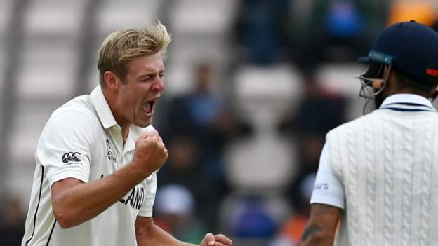 NZ edge gripping third day against India