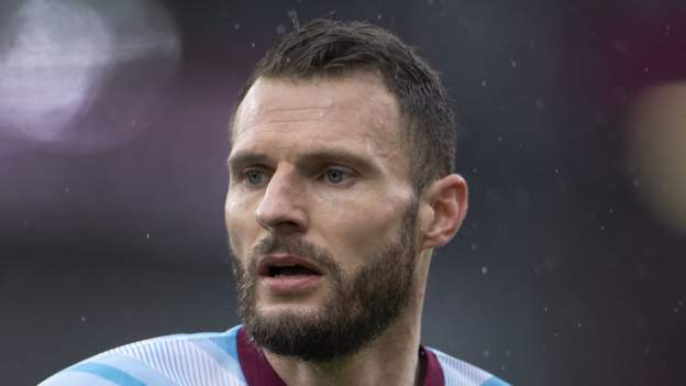 Erik Pieters: West Bromwich Albion sign former Burnley defender - BBC Sport