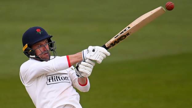 Vilas hits ton as Lancs pile pressure on Middlesex-ZoomTech News