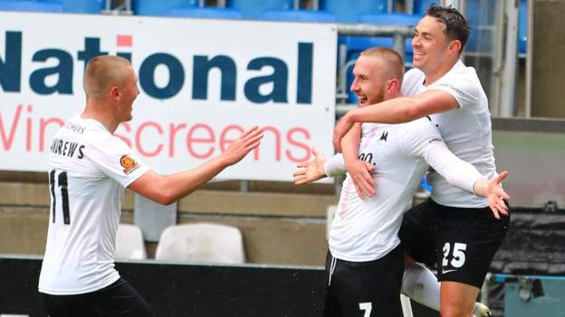 Gary Johnson: Torquay United boss says players must 'keep minds on it' as they aim for promotion to EFL