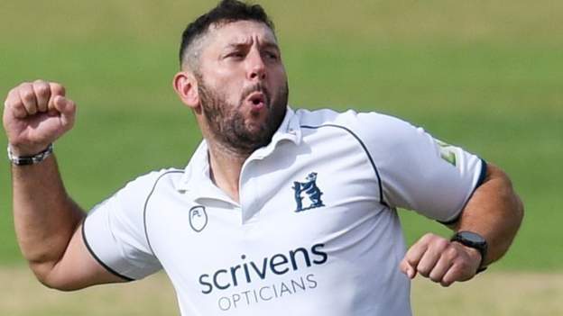 County Championship: Warwickshire beat Yorkshire to stay in title hunt