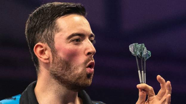 Humphries knocks Van Gerwen out of Grand Slam