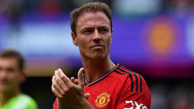 NI's Evans re-joins Man United on one-year deal