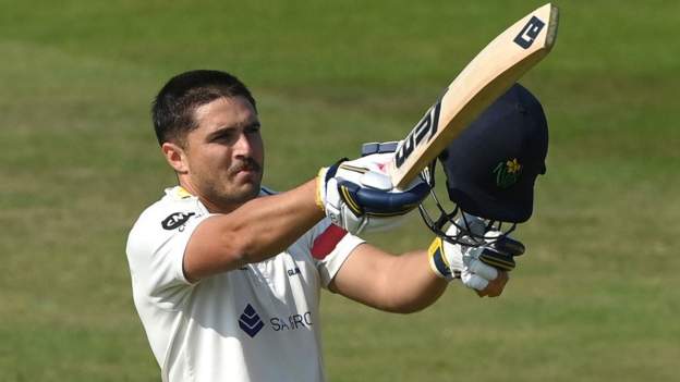Carlson ton boosts Glamorgan v Durham