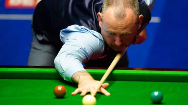 World Snooker Championship 2022: Mark Williams closes in on Judd Trump after stu..