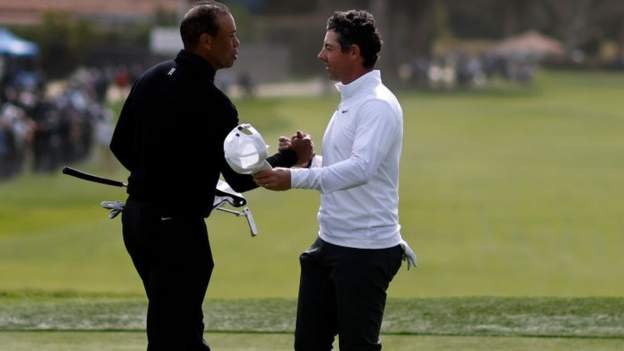 Woods struggles but McIlroy in contention