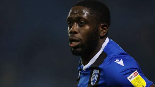 John Akinde: Colchester sign ex-Gillingham forward - BBC Sport