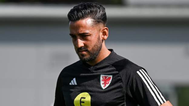 Wrexham must avoid becoming a 'circus' - Taylor