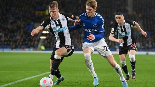 Everton 1-0 Newcastle United: Alex Iwobi's stoppage-time goal earns 10-man Toffees huge victory
