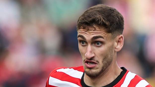 Wolves complete signing of Uruguay defender Bueno