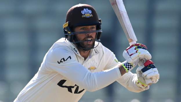Surrey move ahead despite Warwickshire fightback