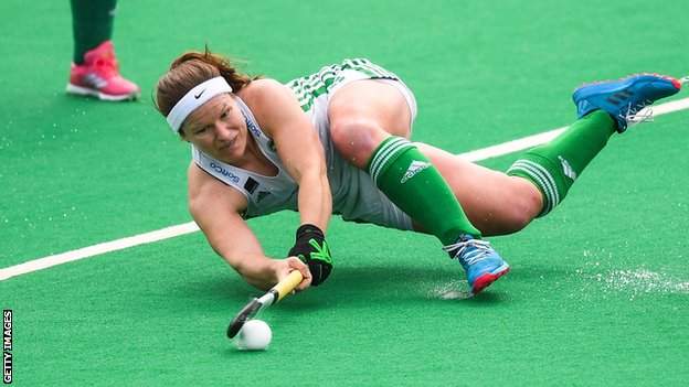 Shirley McCay en acción para el equipo de hockey femenino irlandés