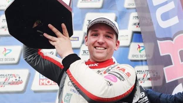 克里斯-斯邁利北愛爾蘭車手在贏得TCR英國賽區冠軍後 "眼含熱淚