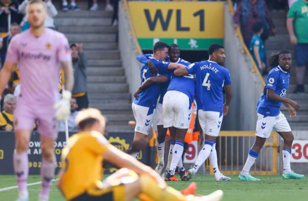 Wolverhampton Wanderers 1-1 Everton: Yerry Mina rescues point for struggling Toffees