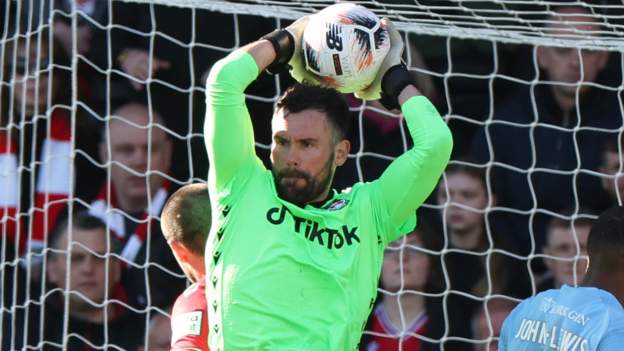 Ben Foster keeps clean sheet on second Wrexham debut and opens up on  meeting Ryan Reynolds