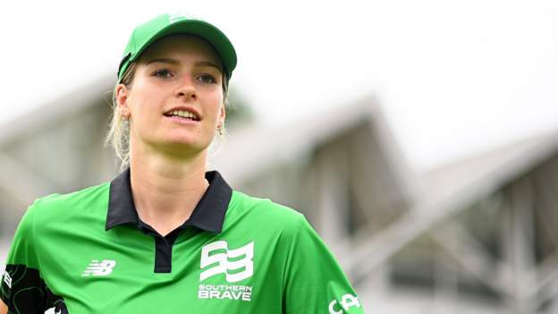 Inglaterra v India: Lauren Bell recibe la primera convocatoria internacional T20 mientras Katherine Brunt descansa