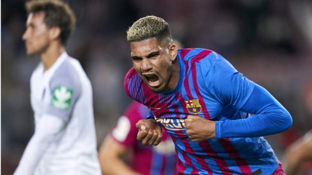 Barcelona 1-1 Granada: Ronald Araujo rescues point for woeful Barca
