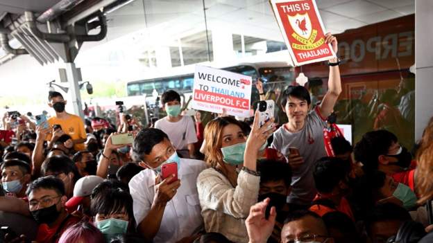 Liverpool: Hundreds of fans greet squad in Bangkok