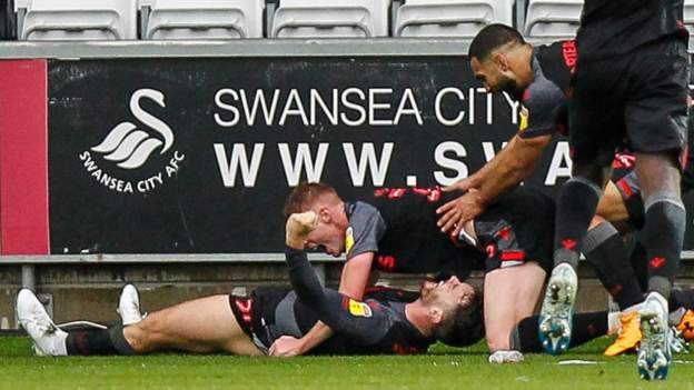 Millwall 1-2 Swansea: Ten-man Swans come from behind to stun hosts - BBC  Sport