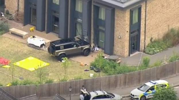 Wimbledon school: Girl, 8, dies after car crashes into building - BBC News