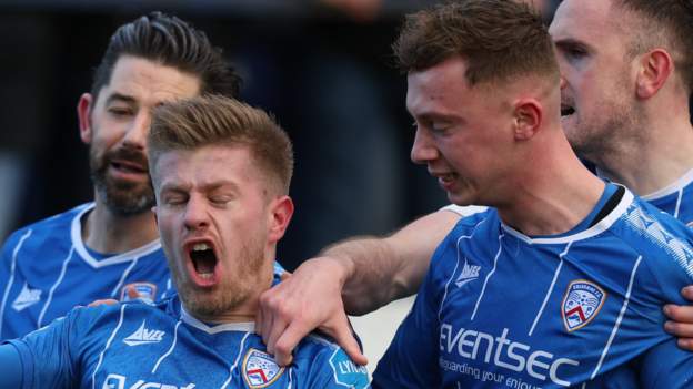 Irish Premiership: Glentoran Go Top As Coleraine Hammer Linfield - BBC ...