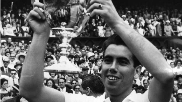 <div>Manolo Santana: Spain's former Wimbledon champion dies aged 83</div>