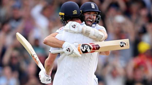 England win thriller to keep Ashes series alive