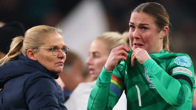 England 3-2 Netherlands: Mary Earps says she 'really let the team down' with first-half error