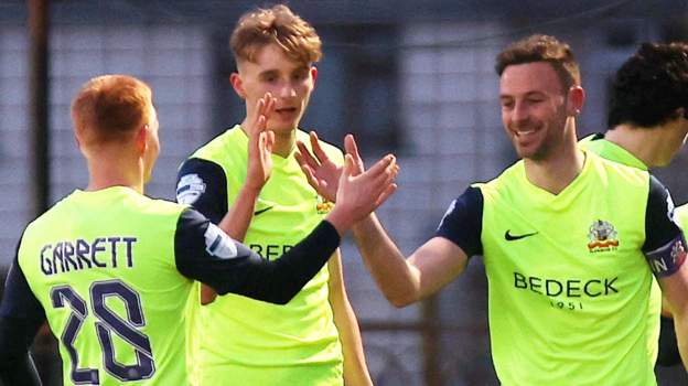 Glenavon beat nine-man Ballymena United