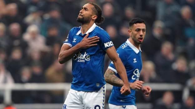 Late Calvert-Lewin penalty earns point for Everton