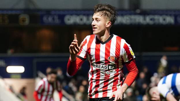 Sunderland beat QPR to climb into top six