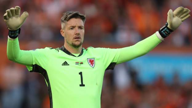 Nottingham Forest: Wales goalkeeper Wayne Hennessey signs two-year contract