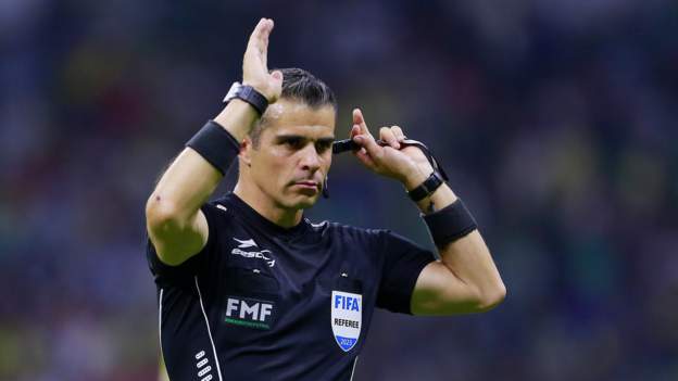 Mexican referee gets 12-match ban for kneeing player