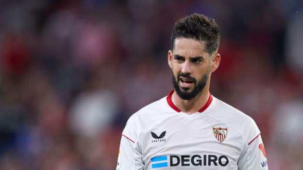 El Sevilla rescinde el contrato de Isco, solo cuatro meses después de fichar al ex centrocampista de España