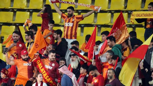Galatasaray-Fenerbahçe: Suudi Arabistan'daki Türkiye Süper Kupası finali ertelendi