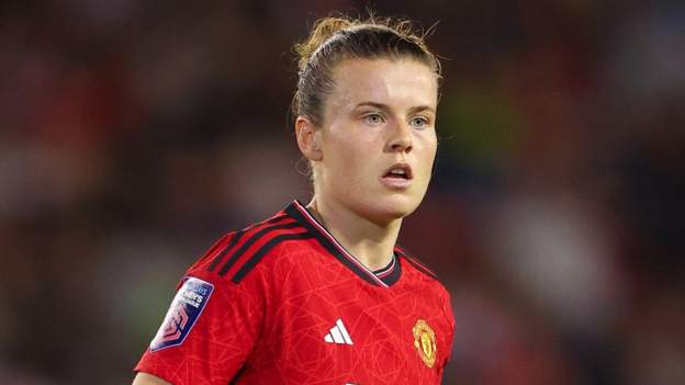 Wales midfielder Ladd extends Man Utd contract