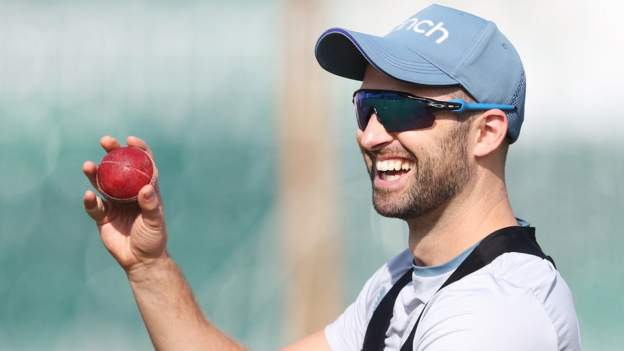 Pakistan v England: Mark Wood is back but Ben Foakes misses out in Multan